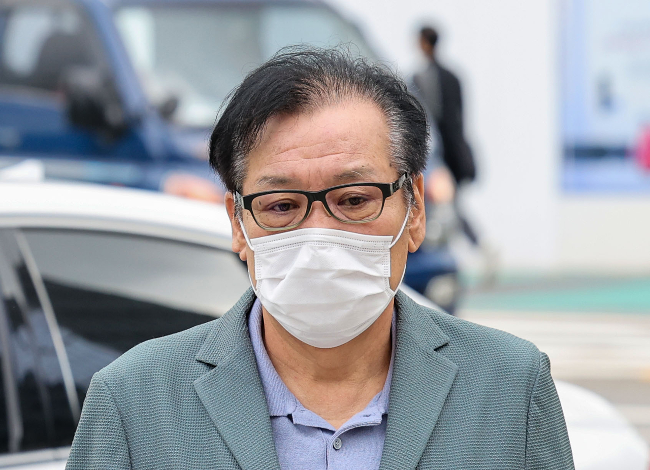 영장심사를 포기한 토토사이트 블랙티비 전성배 씨가 지난 21일 민중기 특별검사팀 사무실이 마련된 서울 종로구 KT 광화문빌딩 웨스트에서 대기하기 위해 출석하고 있다. [연합]