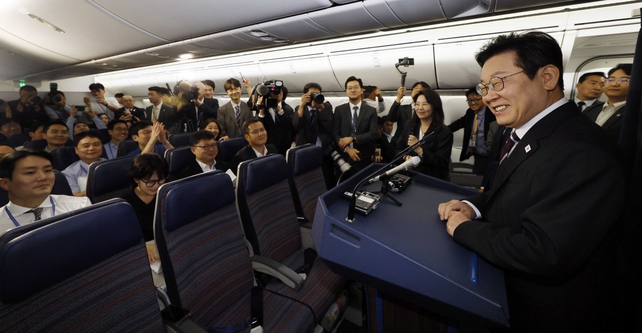 이재명 토토사이트 계정탈퇴이 24일(현지시간) 일본 도쿄 하네다공항 이륙 뒤 미국 워싱턴DC로 향하는 공군 1호기 기내에서 기자간담회를 하고 있다. [연합]