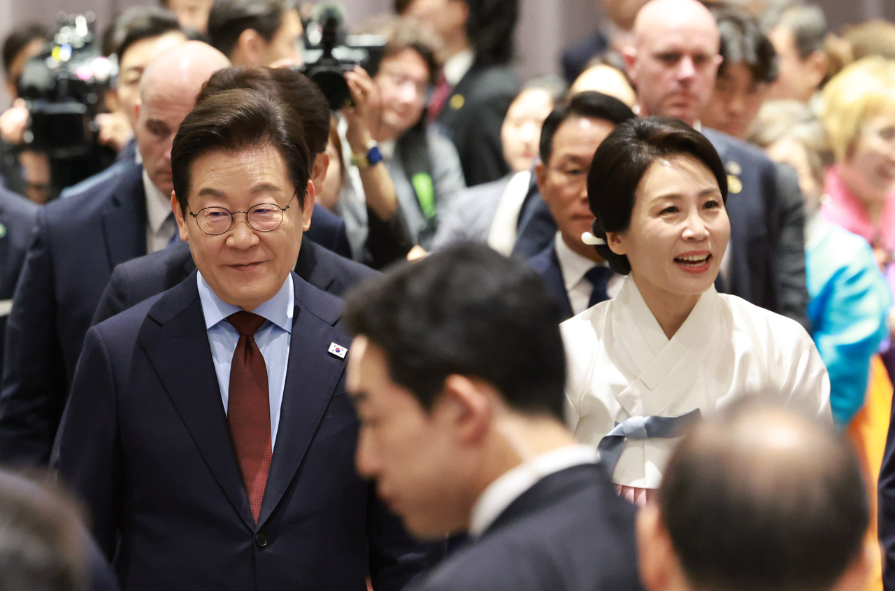 President Lee Jae Myung (left, front row) and his wife Kim Hea Kyung (right, front row) attend a meeting with overseas Koreans in Washington, DC, on Sunday. (Yonhap)