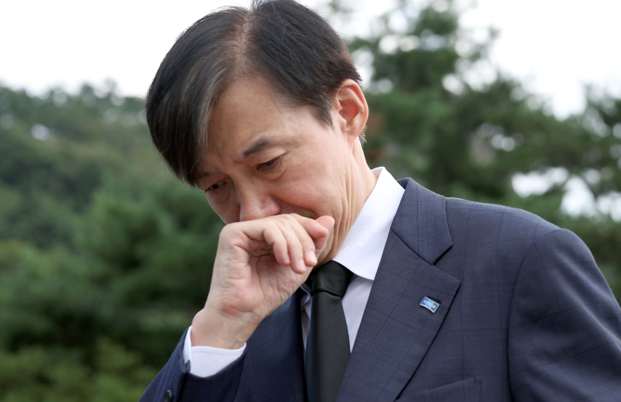 조국 조국혁신당 혁신정책연구원장이 25일 오전 경남 김해시 진영읍 봉하마을 노무현 전 대통령 묘역을 토토사이트추천하고 있다. [연합]