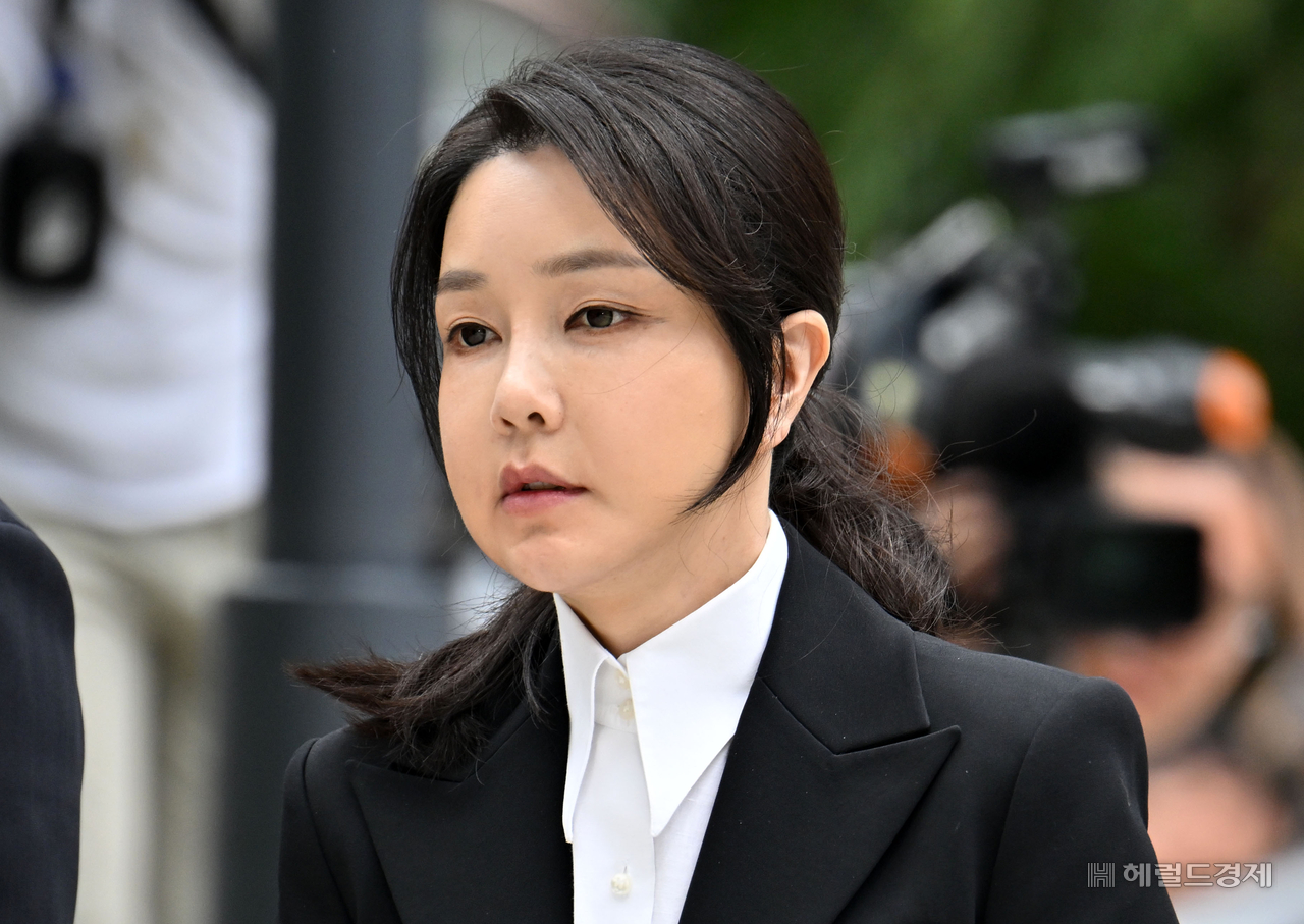 윤석열 전 대통령 부인 김건희 여사가 지난 6일 오전 서울 종로구 민중기 토토사이트 모멘트 사무실에 조사받기 위해 피의자 신분으로 출석하고 있다. 임세준 기자