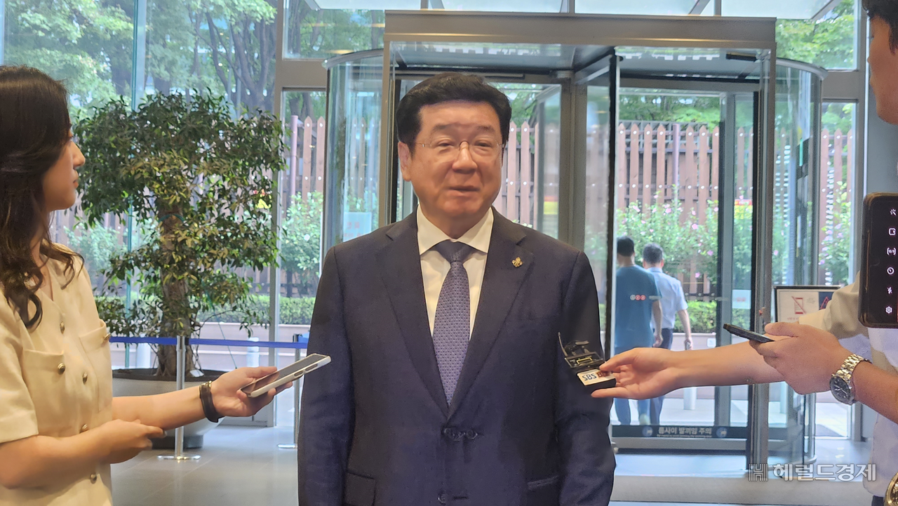 이찬희 bet365 토토사이트 준법감시위원회 위원장이 26일 서울 서초구 bet365 토토사이트생명 사옥에서 열린 준감위 정례회의에 참석하기 전 기자들을 만나 질문에 답하고 있다. 박지영 기자.