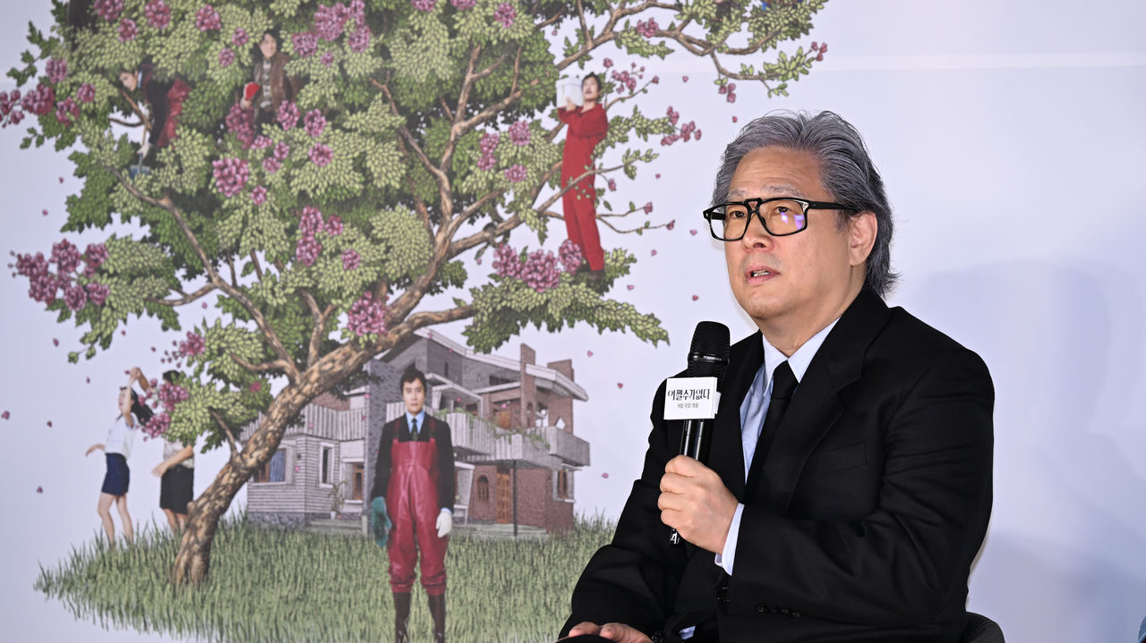 [헤럴드 POP=윤병찬 기자] 박찬욱 감독이 19일 오전 서울 용산구 CGV용산아이파크몰에서 열린 영화 ‘어쩔수가없다’ 제작보고회에 참석해 인사말을 하고 있다.