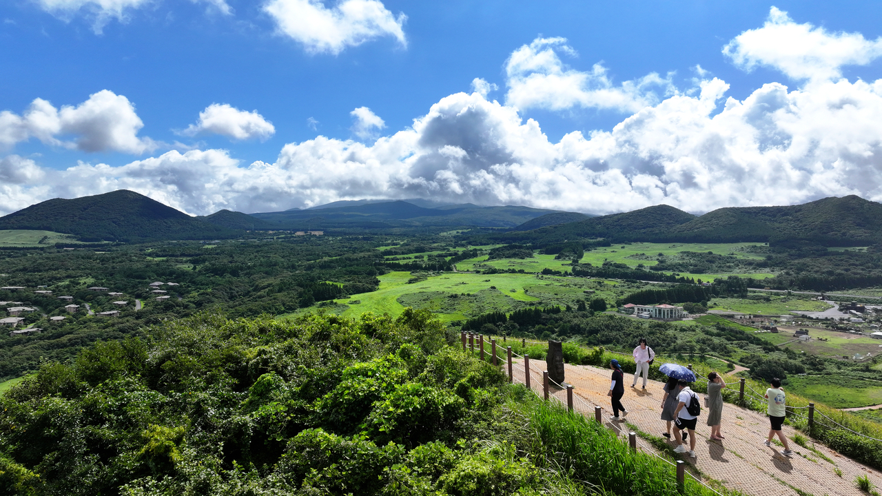Tourists explore Saebyeol Oreum on Jeju Island on Monday amid a heat wave advisory. (Yonhap)