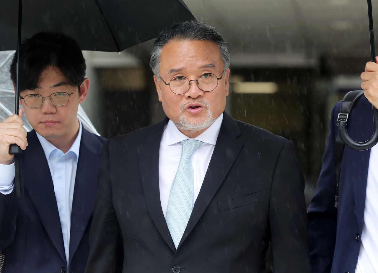 이일준 삼부토건 회장이 지난달 17일 오후 서울 서초구 서울중앙지방법원에서 열린 구속 전 피의자 심문에 출석한 뒤 법원을 나서고 있다. [뉴시스]