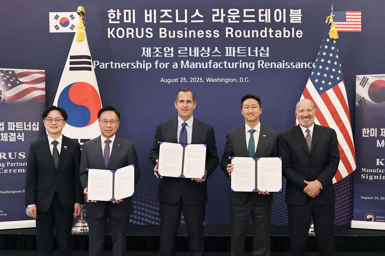 From left: Kim Jung-kwan, Korea’s Minister of Trade, Industry and Energy; Kim Bock-kyu, vice chair of Korea Development Bank; Frank Bruno, CEO of Cerberus Capital; Chung K-isun, executive vice chair of HD Hyundai and Howard Lutnick, US Secretary of Commerce pose for a photo during the Korea-US business roundtable at the InterContinental The Willard in Washington on Monday. (HD Hyundai)