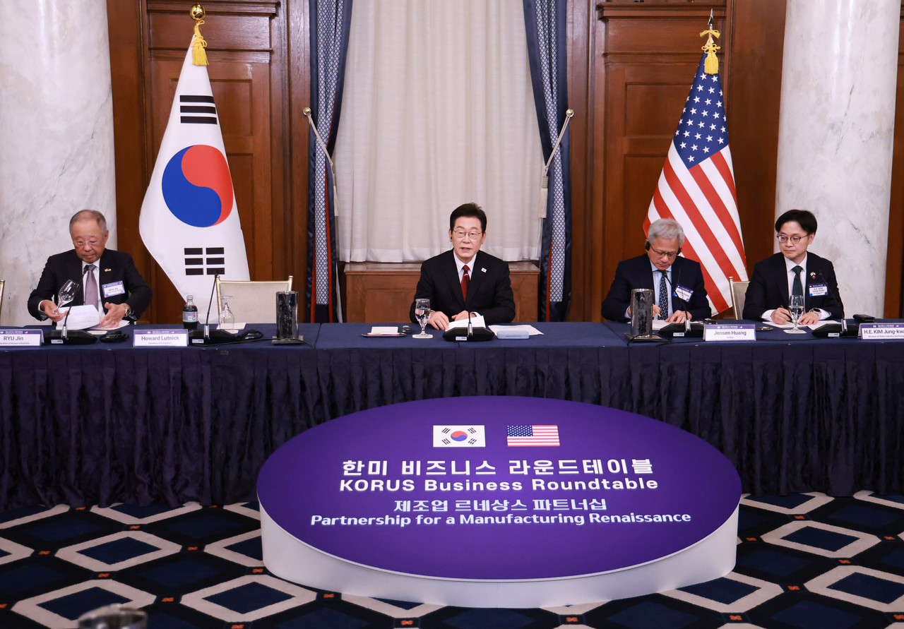 President Lee Jae Myung (2nd from left) attends a business roundtable of South Korea and the United States at a hotel in Washington, D.C., on Monday. (Yonhap)