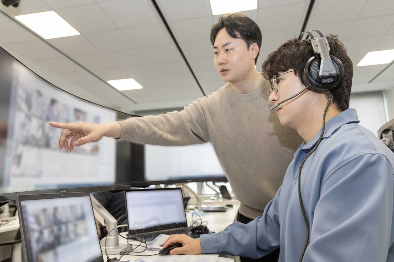 지난 4월 19일 삼성전자 인재개발원(경기도 용인)에서 삼성전자 감독관이 상반기 삼성직무적성검사 응시자를 대상으로 예비 소집을 진행하는 모습 [토토사이트 드래곤 먹튀 제공]