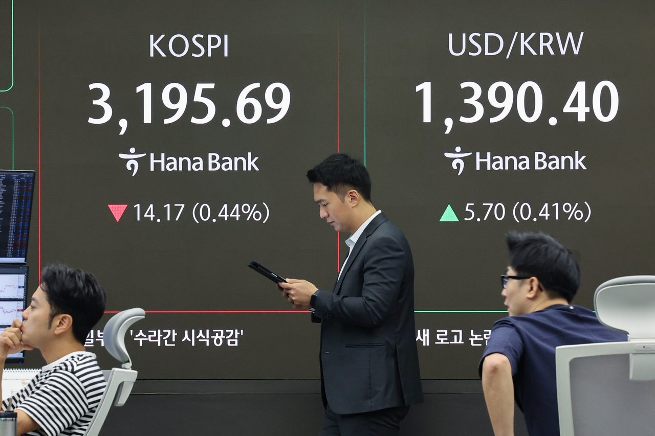 An electronic board showing the Korea Composite Stock Price Index at a dealing room of the Hana Bank headquarters in Seoul on Tuesday. (Yonhap)