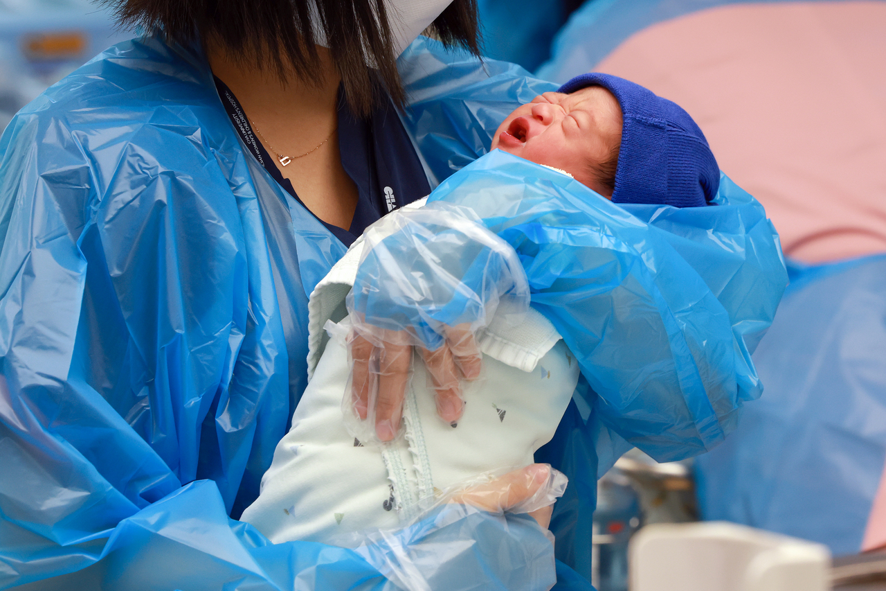 A nurse cares for a newborn at CHA Ilsan Medical Center’s neonatal unit in Goyang, Gyeonggi Province, on July 24. (Yonhap)