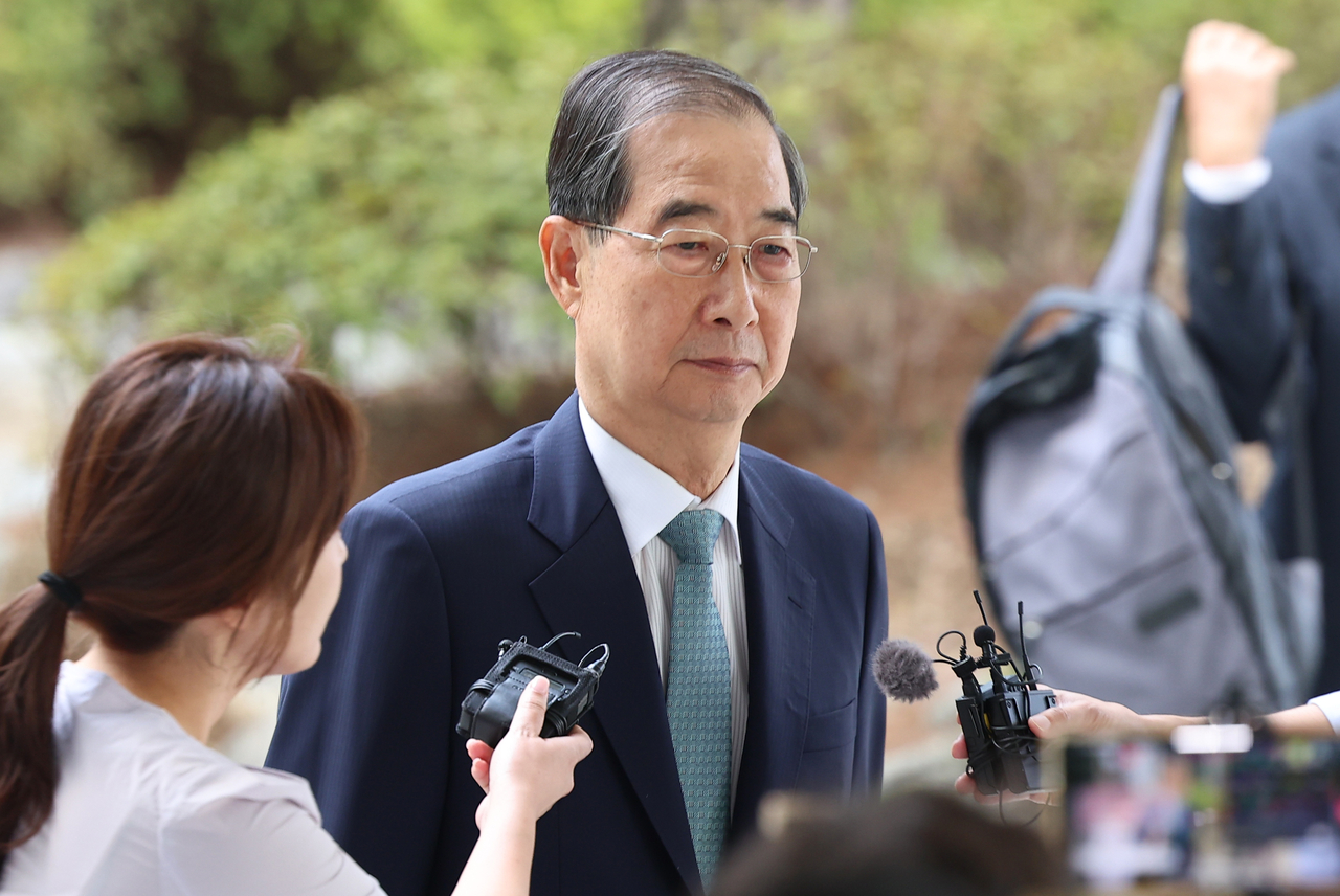 Former Prime Minister Han Duck-soo arrives at the Seoul High Prosecutors' Office in Seocho-gu, southern Seoul, for special counsel questioning on Aug. 22. (Yonhap)