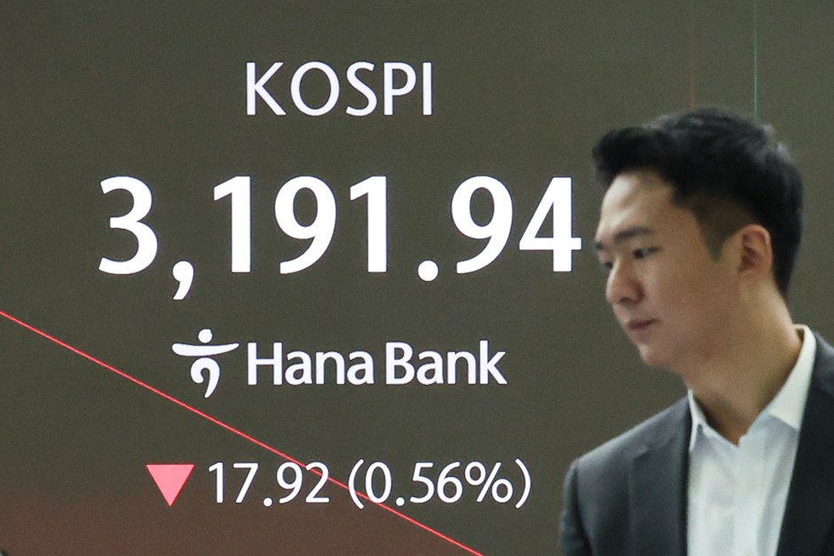 An electronic board at Hana Bank’s dealing room in Seoul shows the Kospi standing at 3,191.94, down 0.56 percent from the previous session during intraday trading, Tuesday. (Yonhap)