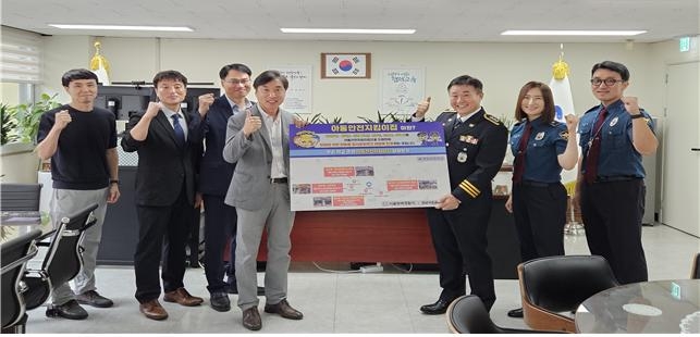 지난 11일 서울 방배경찰서 여성청소년과는 강남서초교육지원청에 토토사이트 대공원안전지킴이집 지도를 전달했다. [서울 방배경찰서 제공]