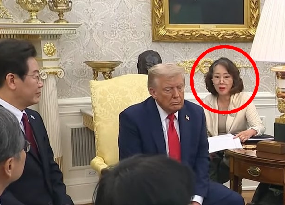 25일 미국 백악관에서 열린 한미 정상회담에서 이연향 국무부 국장이 도널드 트럼프 미 대통령의 발언을 한국어로 토토사이트 무료거부하고 있다. [백악관]