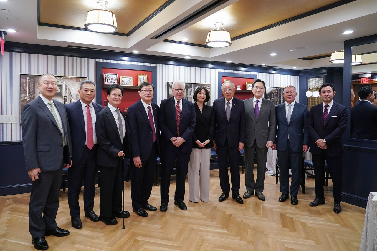 From left: LS Group Chair Koo Ja-eun, Lotte Vice Chair Kim Sang-hyun, CJ Chair Lee Jae-hyun, GS Group Chair Huh Tae-soo, Carlyle Co-Chair David Rubenstein, Naver CEO Choi Soo-yeon, Federation of Korean Industries Chair Ryu Jin, Samsung Electronics Chair Jay Y. Lee, Hyundai Motor Chair Euisun Chung and Korea Zinc Chair Choi Yun-beom pose for a photo ahead of the “Korea-US Business Roundtable: Manufacturing Renaissance Partnership” at the Willard Hotel in Washington, on Monday. (Yonhap)