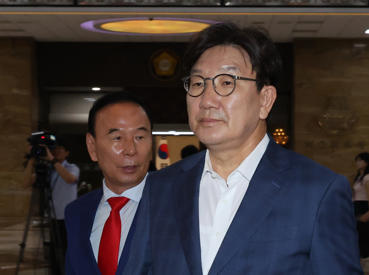 Rep. Kweon Seong-dong of the People Power Party enters the main chamber of the National Assembly in Seoul on Thursday. (Yonhap)
