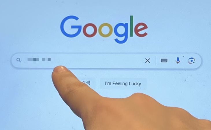 한 이용자가 구글 홈페이지를 가리키고 있다. 차민주 기자