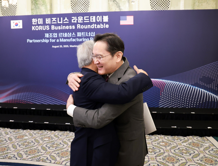 Samsung Electronics Chairman Lee Jae-yong (right) and Nvidia CEO Jensen Huang exchange a hug during a business roundtable meeting in Washington on Monday. (Yonhap)
