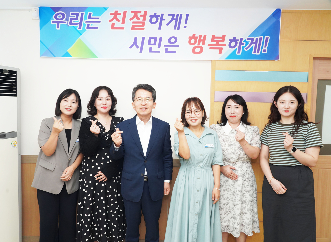 26일 영주시가 라오스 스포츠토토콜센터 상담사들과 간담회 개최후 단체 기념사진을 찍고 있다.[영주시 제공]