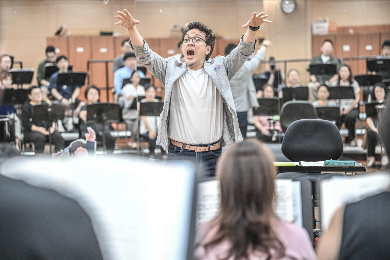 Baek Yoonhak leads a rehearsal with the Seoul Metropolitan Chorus. (Sejong Center for The Performing Arts)