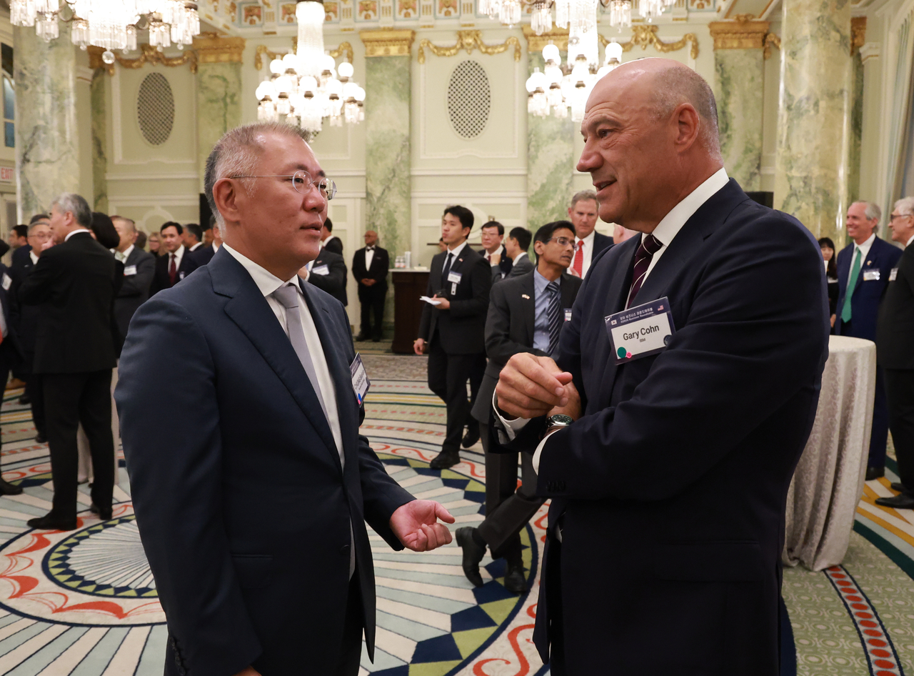 Hyundai Motor Group Executive Chair Chung Euisun talks with IBM Vice Chairman Gary Cohn during a reception for the Korea-US Business Roundtable at the Willard Hotel in Washington on Monday. (Yonhap)