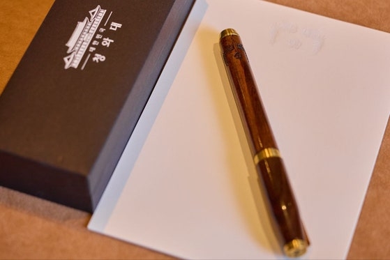 This pen, used by President Lee Jae Myung to sign the White House guest book, was gifted to Donald Trump after the US leader showed interest. (South Korea's presidential office)
