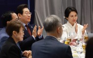 김혜경 여사, 美 의회 도서관 찾아 한국계 직원들 격려