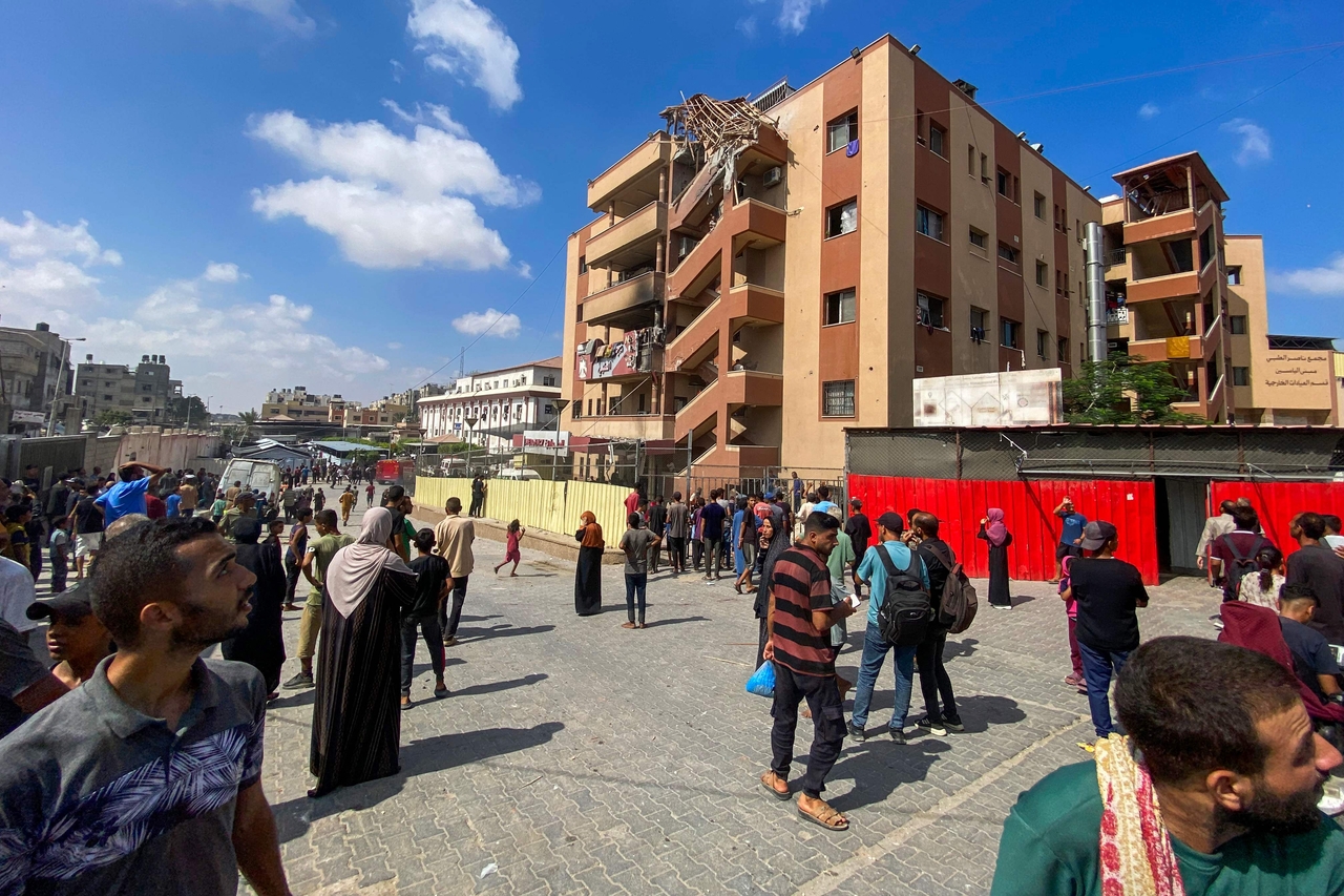 Palestinians gather outside Nasser hospital in Khan Younis in the southern Gaza following Israeli strikes, Monday. (AFP-Yonhap)