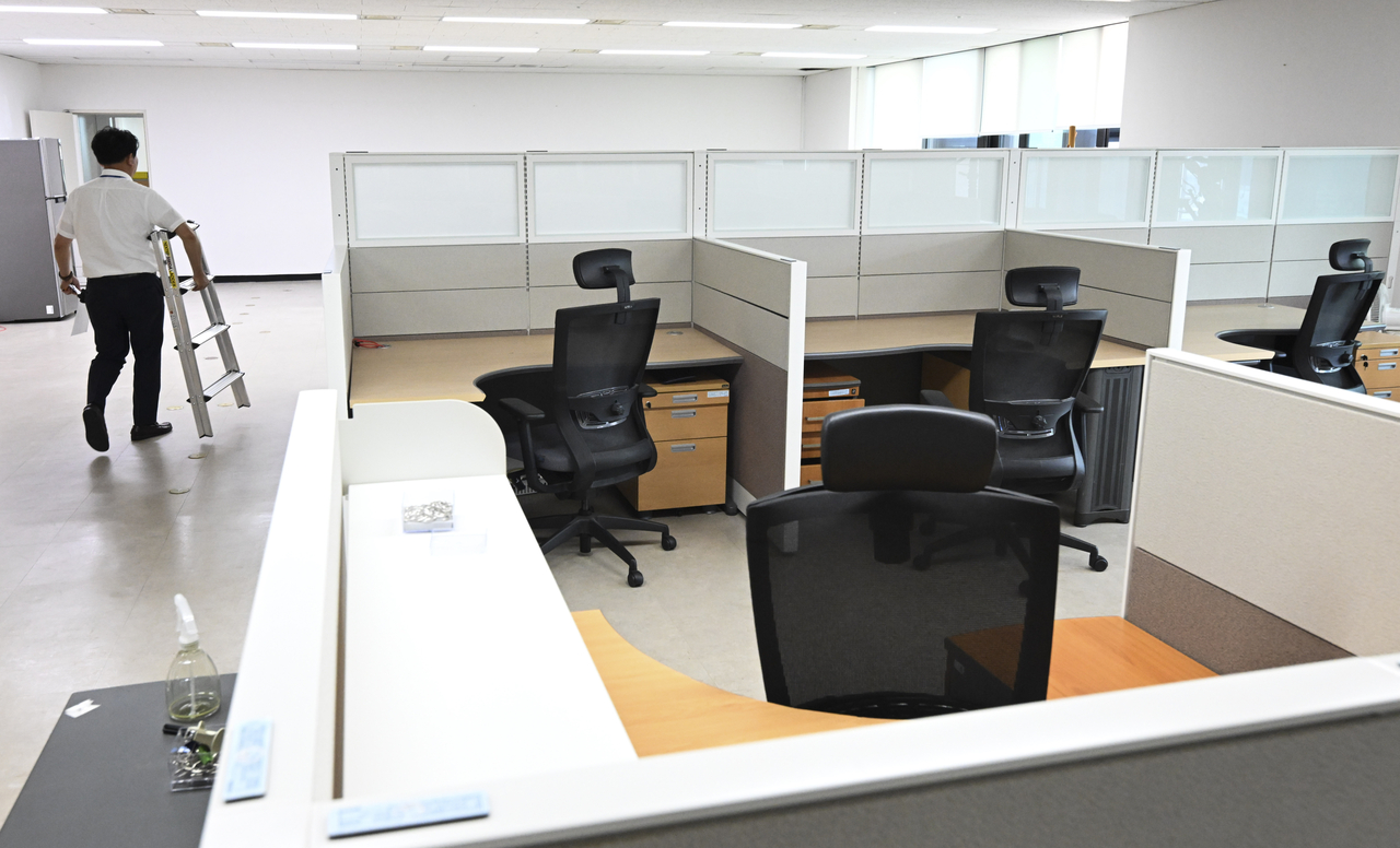 The office of the now-dissolved police oversight bereau, inside the Ministry of Interior and Safety in Seoul , is seen empty on Tuesday. (Yonhap)