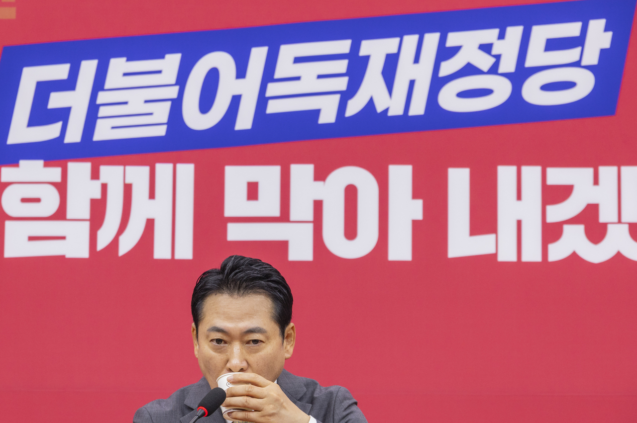 국민의힘 6차 전당대회에서 승리한 토토사이트추천 신임 대표가 26일 국회 국민의힘 당 대표 회의실에서 열린 기자회견에서 질문에 답하다 목을 축이고 있다. [연합]