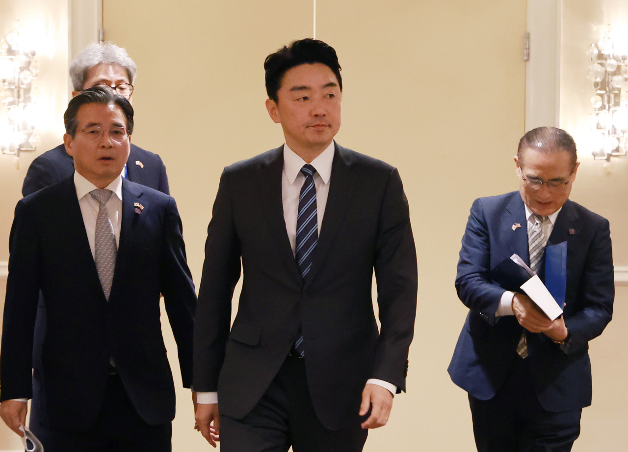 김용범 대통령실 정책토토사이트 러쉬(왼쪽부터), 강훈식 대통령 비서토토사이트 러쉬, 위성락 국가안보토토사이트 러쉬이 25일(현지시간) 미국 워싱턴DC의 한국프레스센터가 마련된 호텔에서  한미정상회담 관련 브리핑을 하기위해프레스센터로 들어서고 있다. [연합]