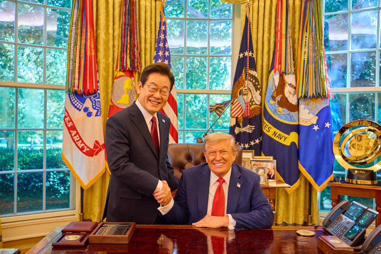 이재명 대통령이 25일(현지 시간) 카지노 토토 워싱턴DC 백악관 오벌오피스에서 열린 한미 정상회담 뒤 도널드 트럼프 카지노 토토 대통령과 악수하며 미소 짓고 있다. [연합]