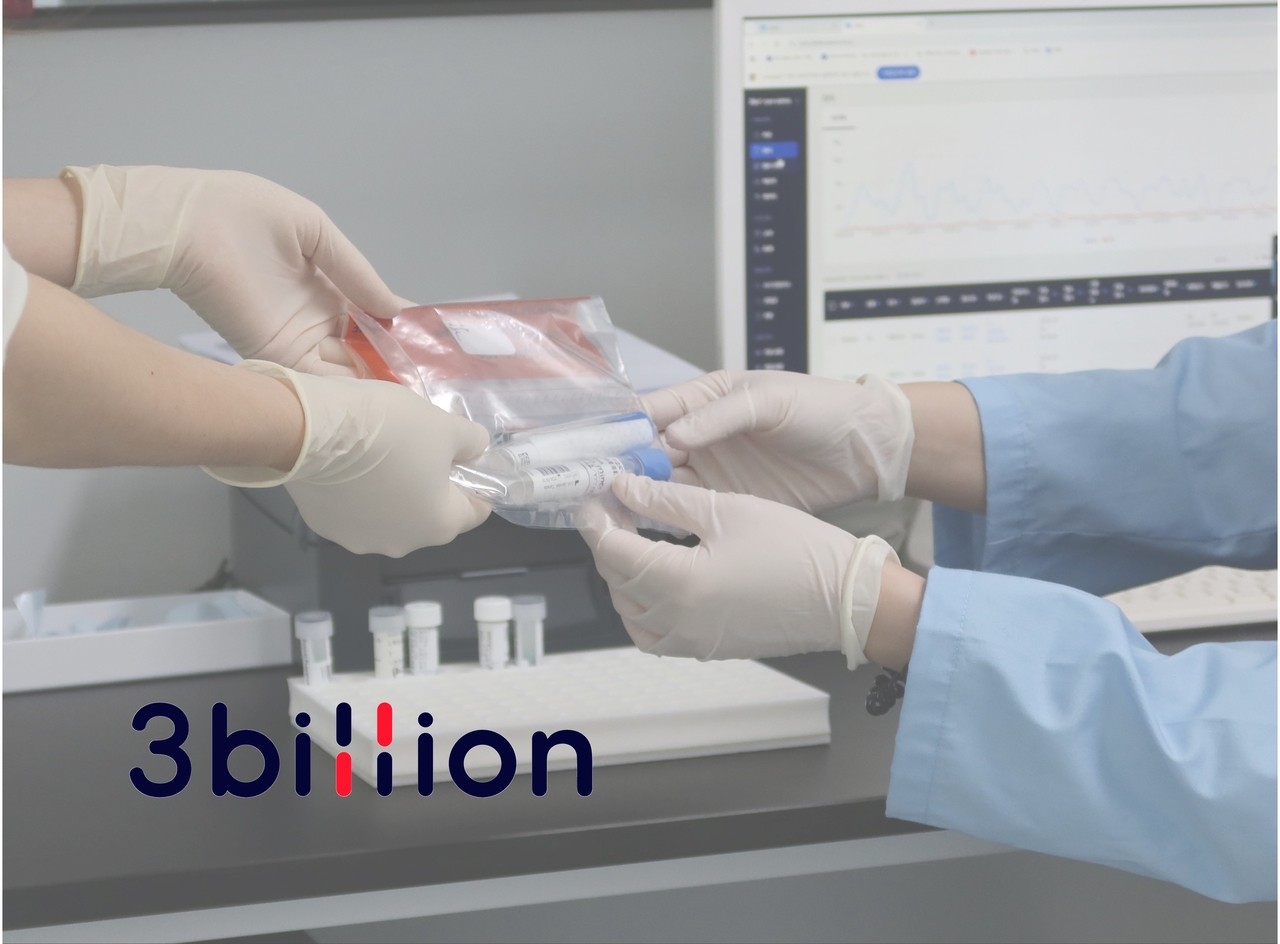 제임스의 DNA 검체를 전달받은 모습. [쓰리빌리언 제공]