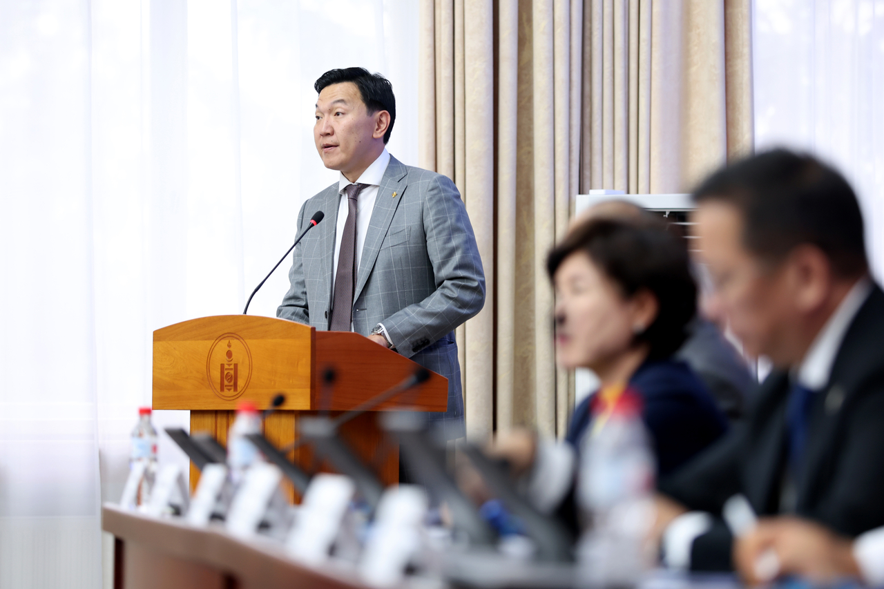 냠-오소르 오츠랄 몽골 수석부총리가 지난 20일 몽골 울란바토르 몽골 정부청사에서 헤럴드미디어그룹과 안세재단 공동 주최로 열린 제4차 한·몽 미래전략포럼에서 개회사를 하고 있다.  [몽골 총리실 제공]