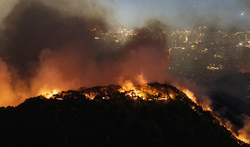 지난 4월 28일 북구 노곡동 함지산에서 발생한 프리미엄 토토이 야간에도 확산하고 있다. [연합]