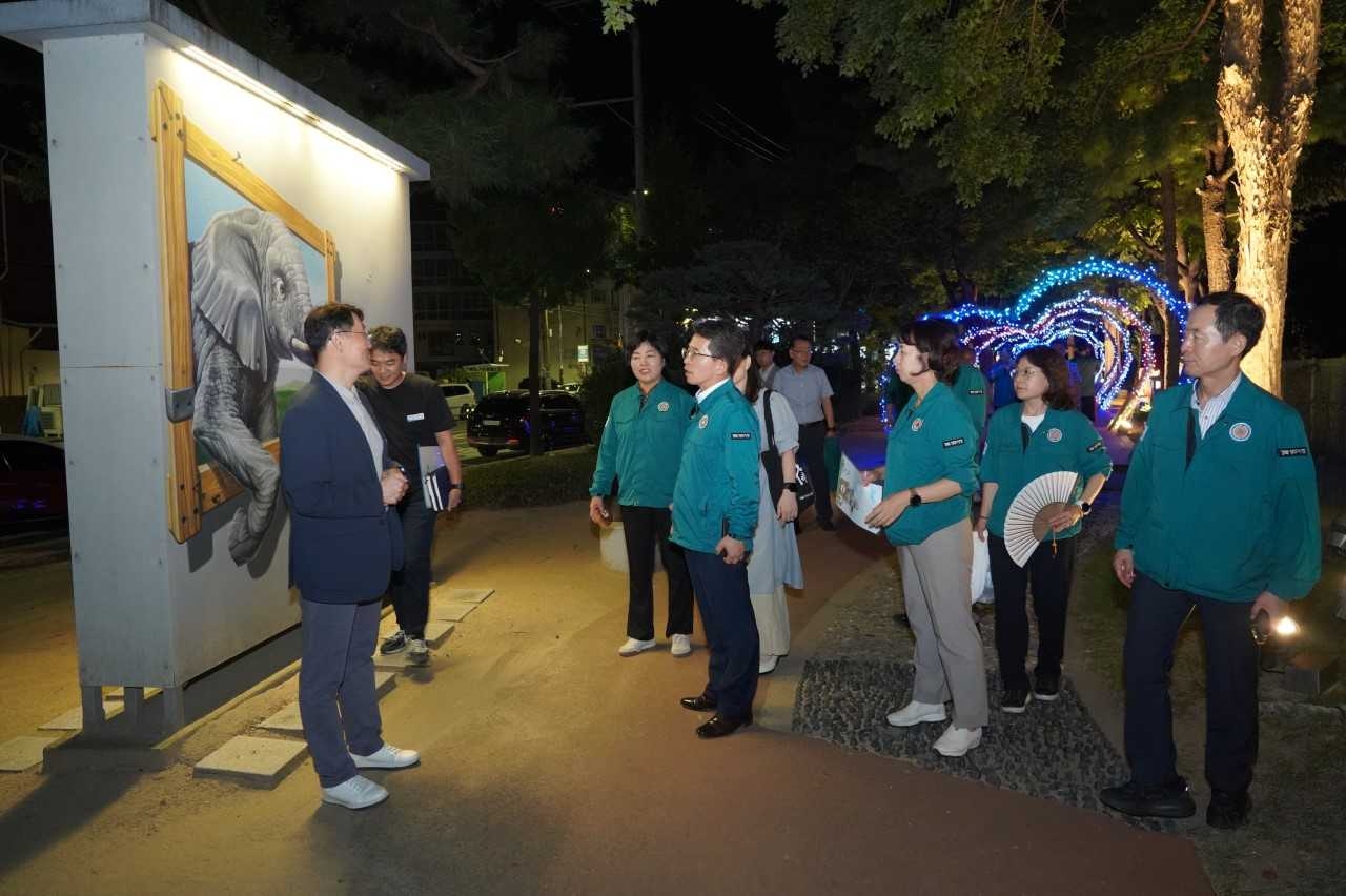 영주시가 침체한 원도심 활성화를 위해 야간시간대를 이용 현장감담회를 개최하는등 현장행정을 펼치고 있다.[영주시 제공]