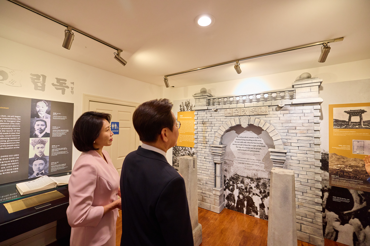President Lee Jae Myung and First Lady Kim Hye Kyung tour the exhibits at the Seo Jae-pil memorial hall in Philadelphia, Pennsylvania, on Tuesday. (Yonhap)