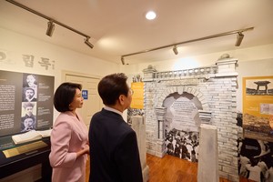 Lee visits Seo Jae-pil memorial hall