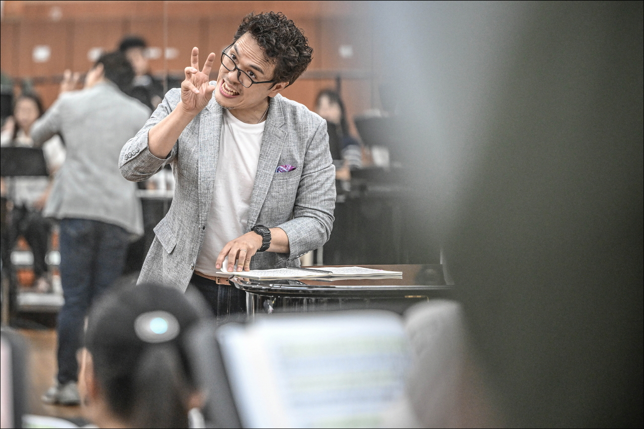 ‘춤추는 지휘자’로 불리는 백윤학이 서울시합창단의 여름 가족 토토사이트 대도시회(29일, 세종문화회관)로 관객과 만난다. 단원들의 적극적인 추천으로 그가 뽑혔다.  [세종문화회관 제공]