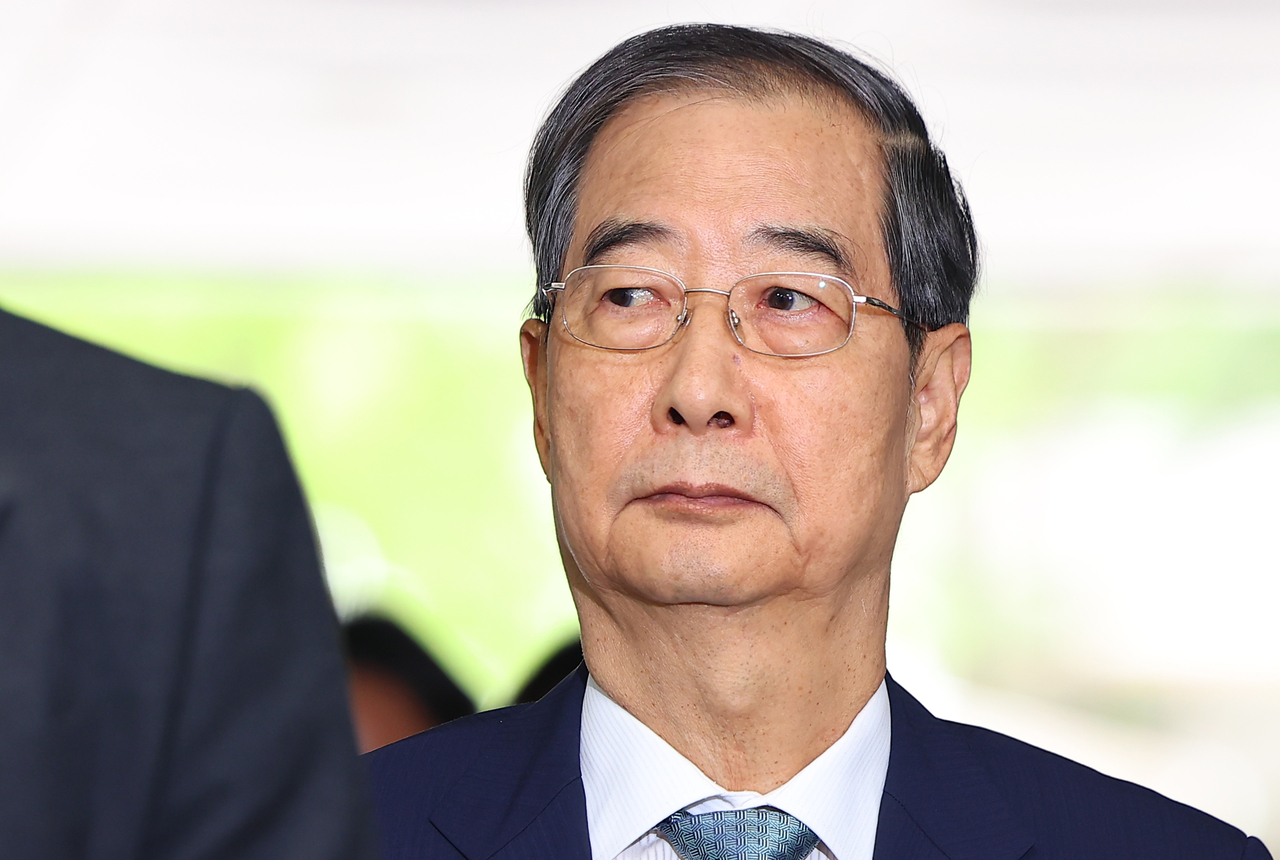 Former Prime Minister Han Duck-soo arrives at the Seoul Central District Court in Seocho-gu, southern Seoul, for a detention warrant hearing Wednesday. (Yonhap)