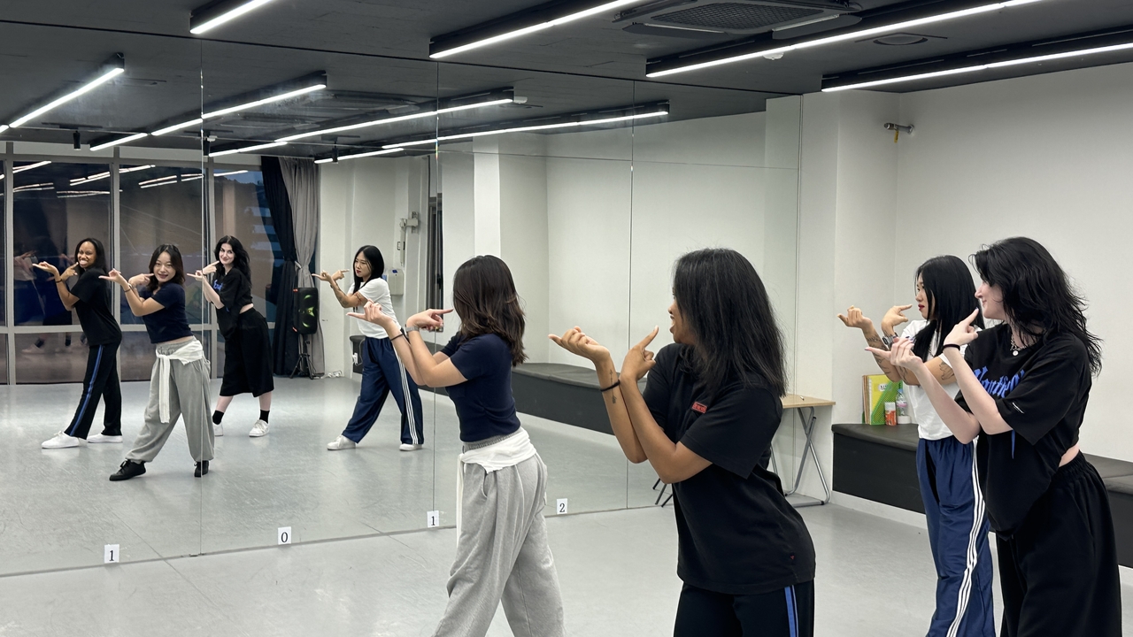 Foreign national travelers learn choreography inspired by "KPop Demon Hunters" girl group Huntrix at a dance studio in Seoul. (Seoul Metropolitan Government)