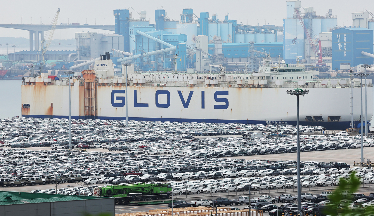 Cars are parked for shipment at a port in Pyeongtaek, Gyeonggi Province, Tuesday. (Yonhap)