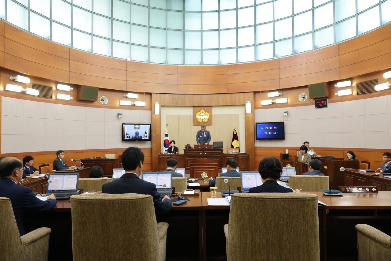 봉화군 의회가 27일 부터  9월5일까지 10일간 제274회 임시회에 돌입했다.사진은 권영준 의장이 임시회 개회사를 하고 있다.[봉화군 의회제공]