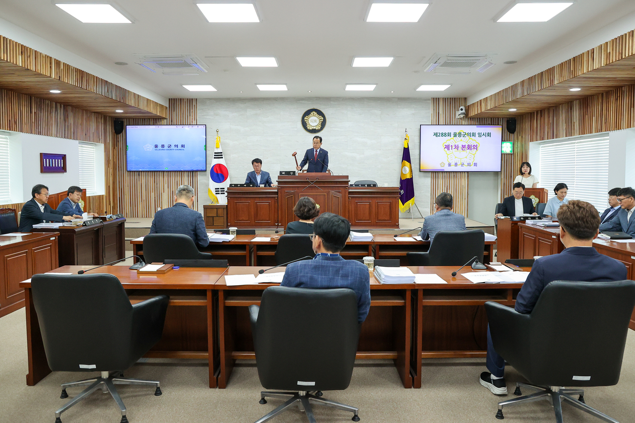 울릉군 의회가 27일  9월3일까지 8일간의 일정으로 제288회 임시회에 돌입했다. 사진은 이상식 의장이 1차본회의 개회를 선언하고 있다.[울릉군 의회 제공]
