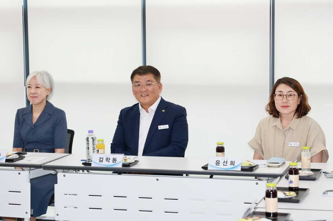 김학동 군수(가운데)가 공감간담회에서 발언하고 있다.[예천군 제공]