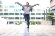 ‘춤추는 지휘자’ 백윤학 “춤이 곧 음악”…연주자는 ‘웃참 챌린지’ [인터뷰]