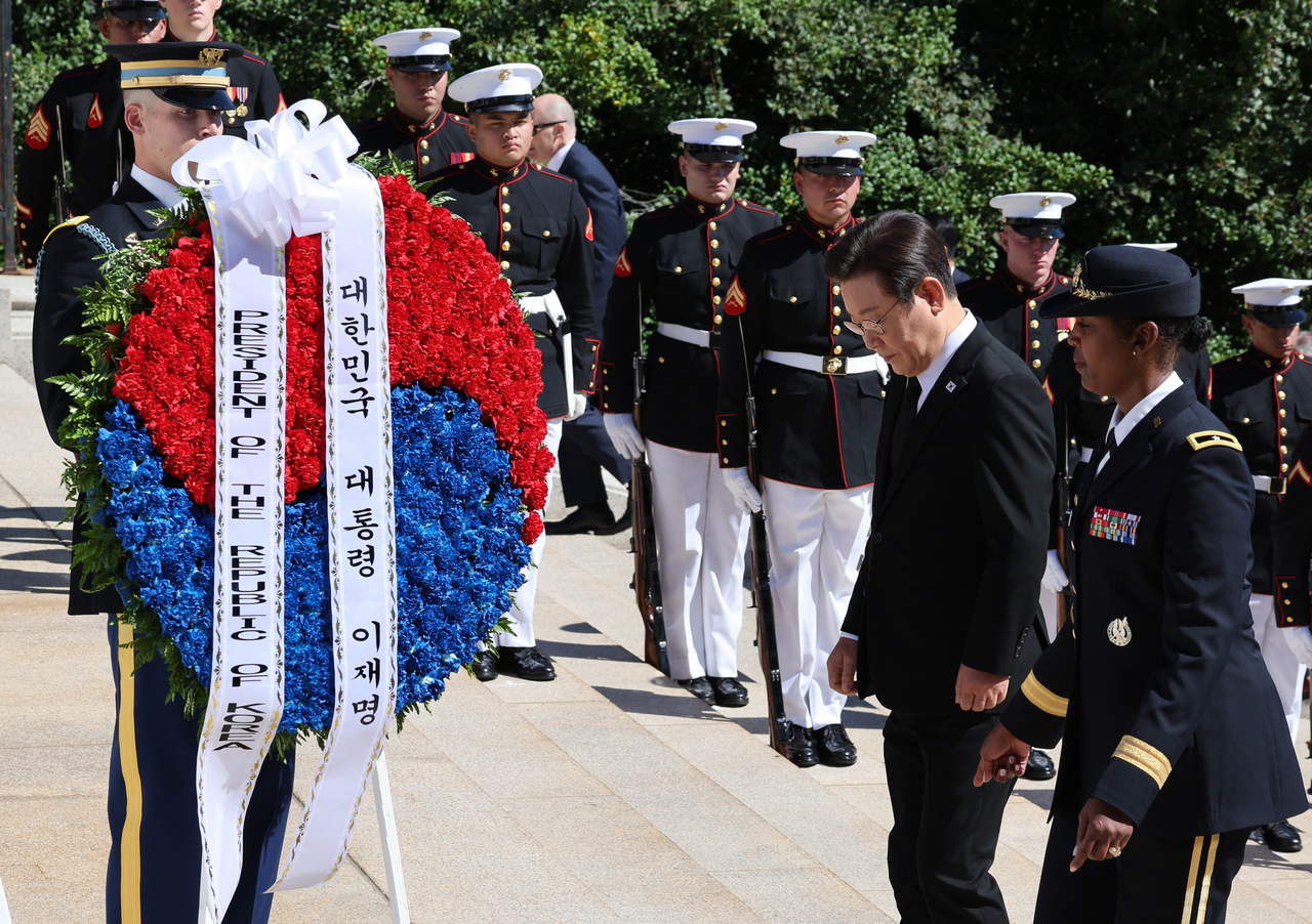 President Lee Jae Myung (second from right, front) attends a flower-laying ceremony at Arlington National Cemetery in Virginia, on the outskirts of Washington on Tuesday. (Yonhap)