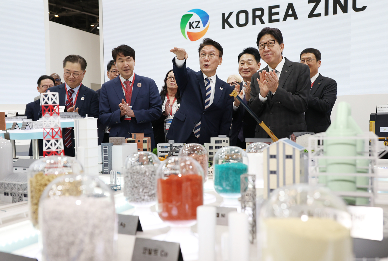 김민석 국무총리가 27일 부산 벡스코에서 열린 2025 기후산업국제박람회를 방문, 박형준 부산시장 등과 함께 전시장을 둘러보고 있다. [연합]