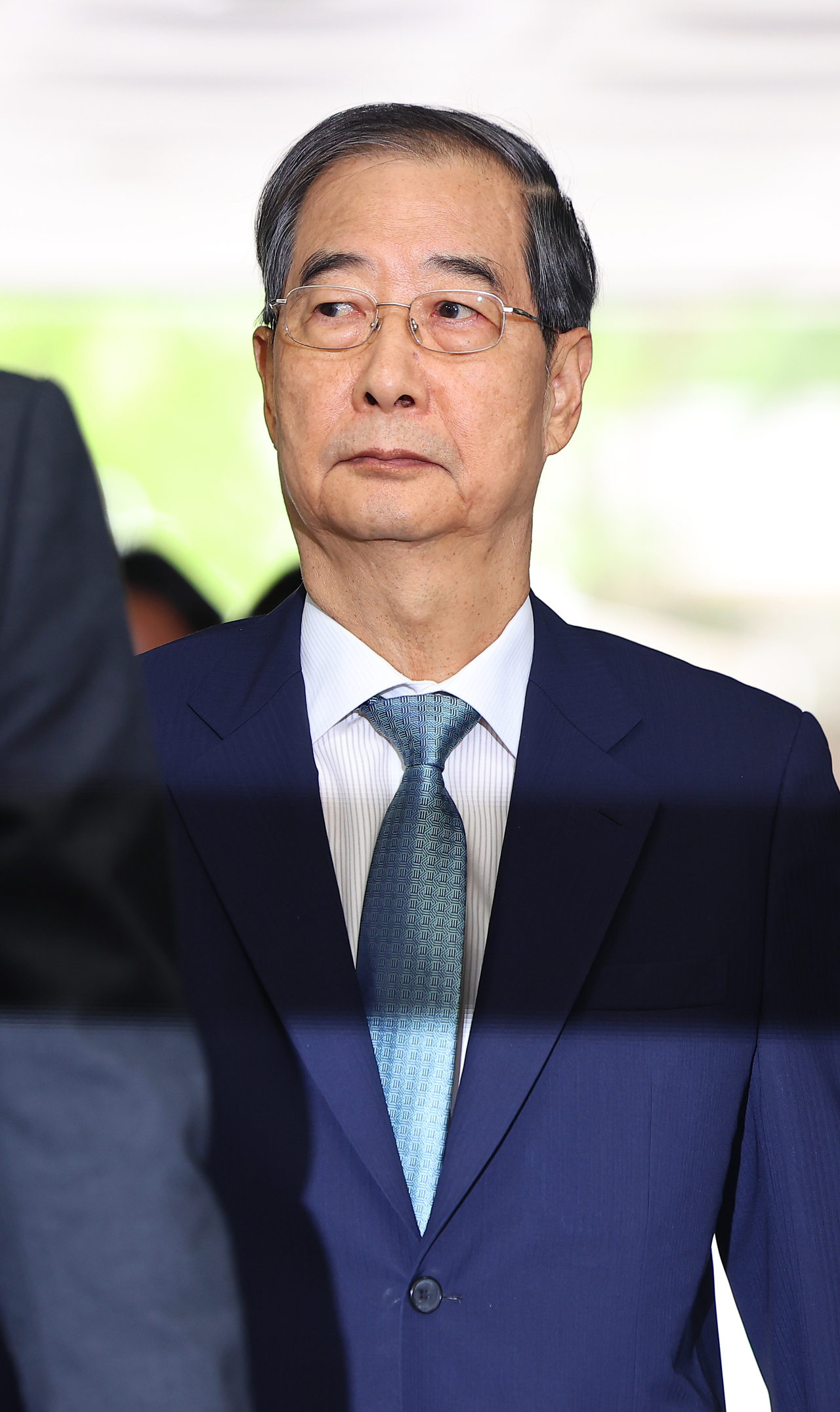 윤석열 전 대통령의 내란 행위 방조 혐의를 받는 한덕수 전 국무판도라토토가 27일 구속 전 피의자 심문(영장실질심사)을 위해 서울 서초구 서울중앙지법에 출석하고 있다. [연합]