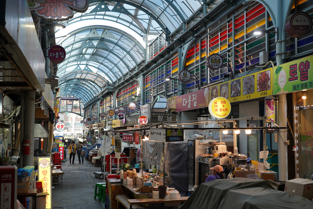Jongno Sinjin Market (Lee Si-jin/The Korea Herald)